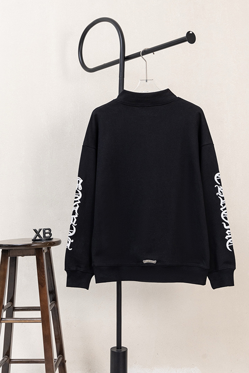 クロムハーツコピー 胸に小さなロゴ袖にサンスクリット語の文字が入ったハーフジップのスウェットシャツ