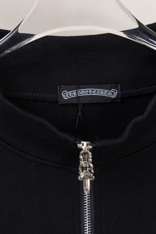 クロムハーツコピー 胸に小さなロゴ袖にサンスクリット語の文字が入ったハーフジップのスウェットシャツ