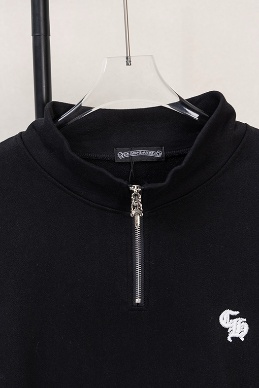 クロムハーツコピー 胸に小さなロゴ袖にサンスクリット語の文字が入ったハーフジップのスウェットシャツ