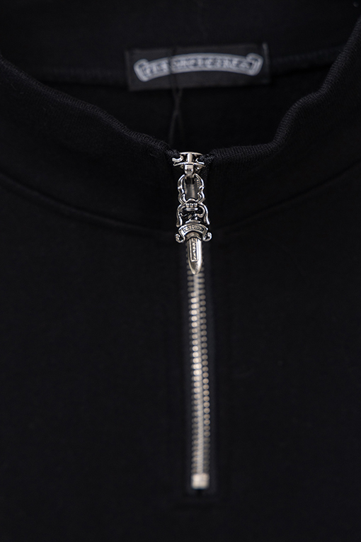 クロムハーツコピー 胸に小さなロゴ袖にサンスクリット語の文字が入ったハーフジップのスウェットシャツ