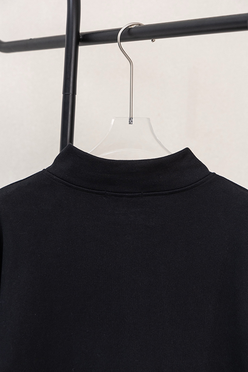 クロムハーツコピー 胸に小さなロゴ袖にサンスクリット語の文字が入ったハーフジップのスウェットシャツ