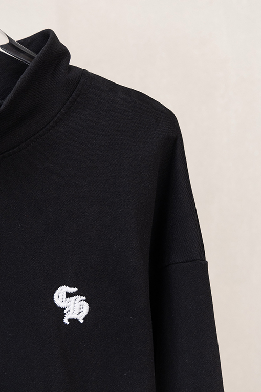 クロムハーツコピー 胸に小さなロゴ袖にサンスクリット語の文字が入ったハーフジップのスウェットシャツ