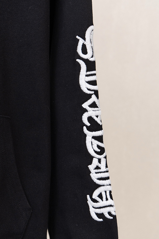 クロムハーツコピー 胸に小さなロゴ袖にサンスクリット語の文字が入ったハーフジップのスウェットシャツ