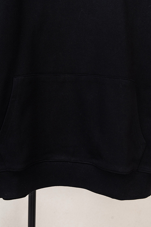 クロムハーツコピー 胸に小さなロゴ袖にサンスクリット語の文字が入ったハーフジップのスウェットシャツ