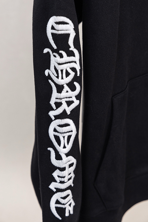 クロムハーツコピー 胸に小さなロゴ袖にサンスクリット語の文字が入ったハーフジップのスウェットシャツ