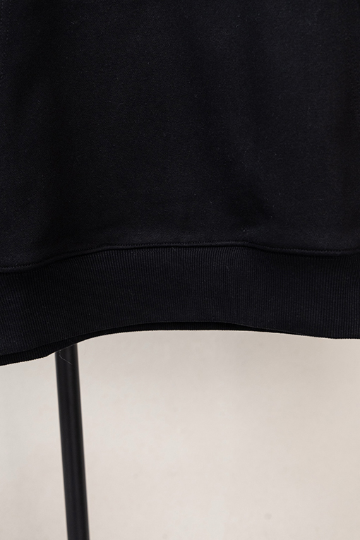 クロムハーツコピー 胸に小さなロゴ袖にサンスクリット語の文字が入ったハーフジップのスウェットシャツ