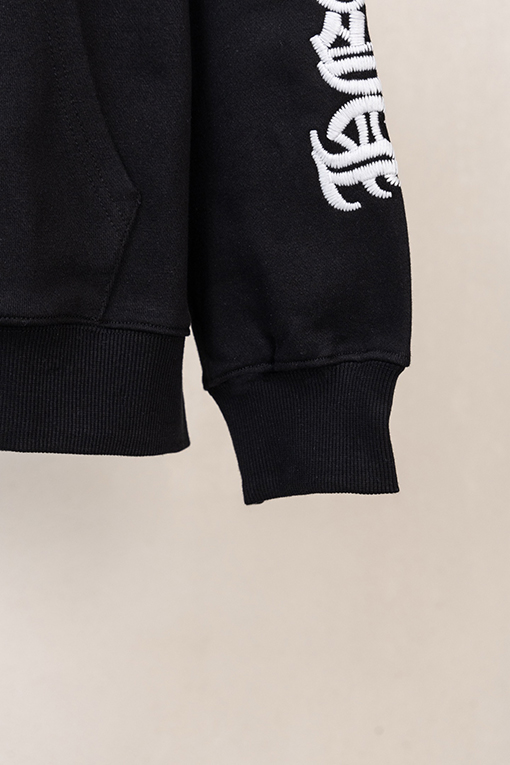 クロムハーツコピー 胸に小さなロゴ袖にサンスクリット語の文字が入ったハーフジップのスウェットシャツ