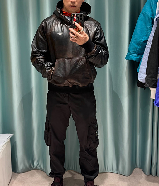 プラダ ダメージのフード付きレザープルオーバージャケット