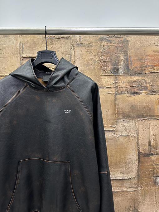 プラダ ダメージのフード付きレザープルオーバージャケット