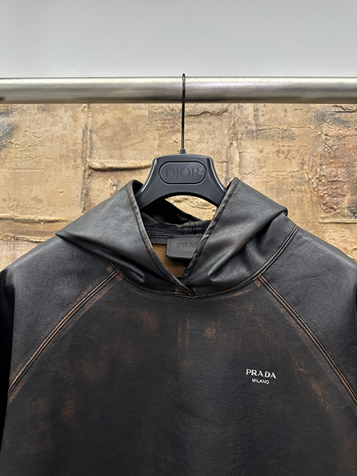 プラダ ダメージのフード付きレザープルオーバージャケット