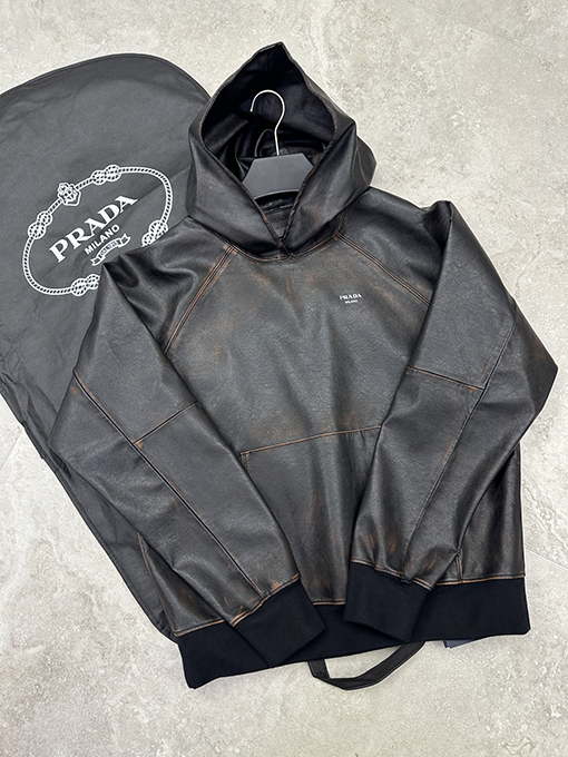 プラダ ダメージのフード付きレザープルオーバージャケット