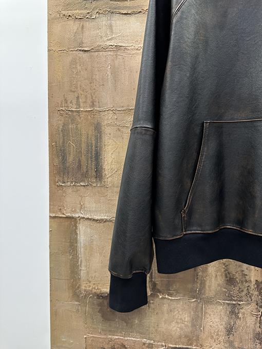 プラダ ダメージのフード付きレザープルオーバージャケット