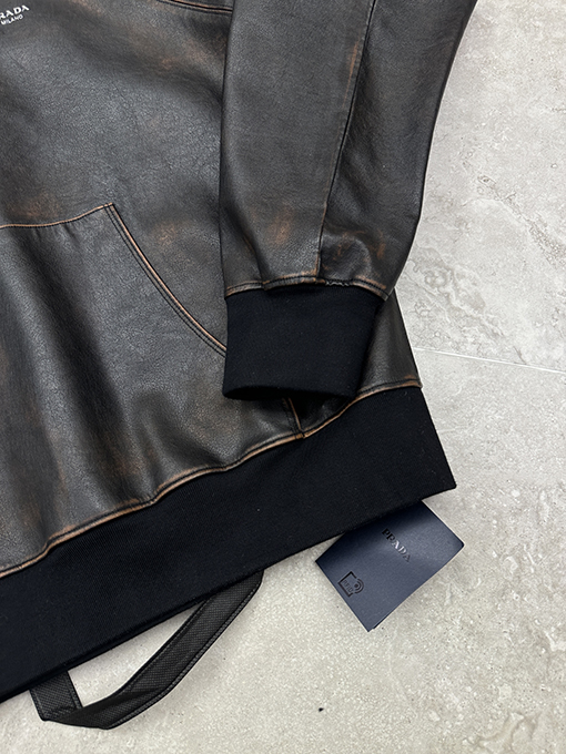 プラダ ダメージのフード付きレザープルオーバージャケット