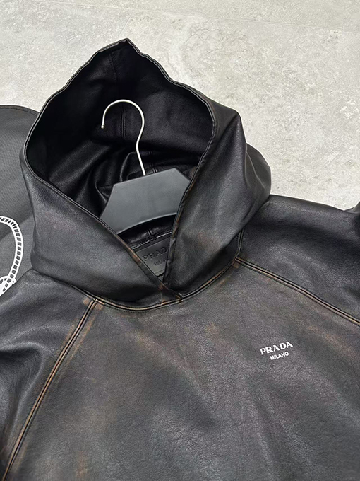 プラダ ダメージのフード付きレザープルオーバージャケット