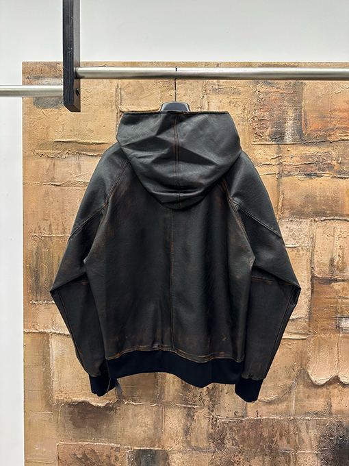 プラダ ダメージのフード付きレザープルオーバージャケット