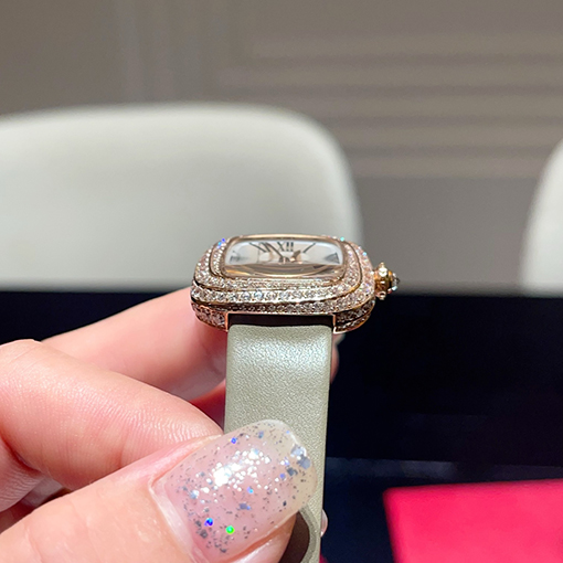 カルティエスーパーコピー クッション型ジュエリーウォッチ腕時計