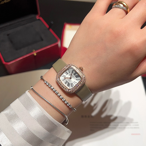 カルティエスーパーコピー クッション型ジュエリーウォッチ腕時計