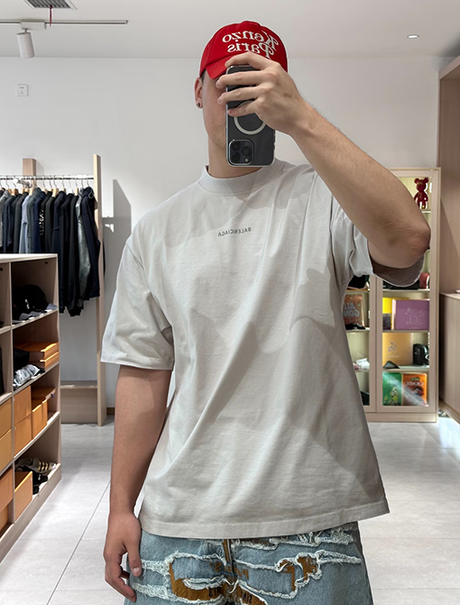 バレンシアガコピー Balenciaga 反射ロゴプリント入り半袖Tシャツ