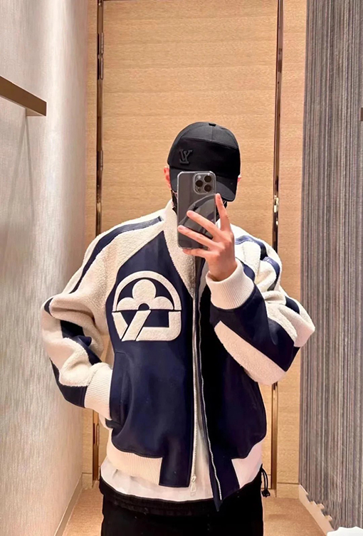 ルイヴィトン 花柄の文字ロゴが入ったベースボールジャージ