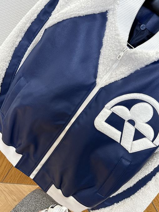 ルイヴィトン 花柄の文字ロゴが入ったベースボールジャージ