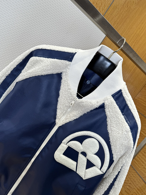 ルイヴィトン 花柄の文字ロゴが入ったベースボールジャージ