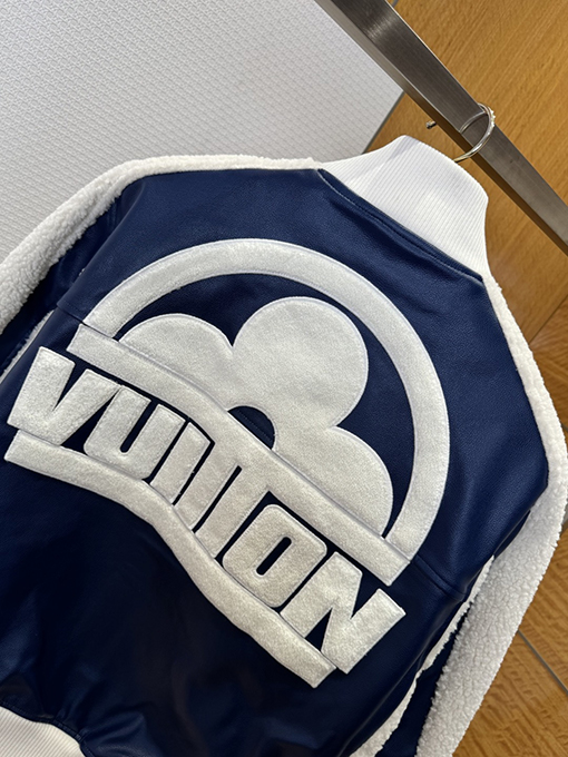 ルイヴィトン 花柄の文字ロゴが入ったベースボールジャージ