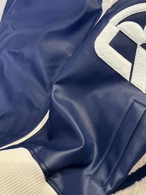 ルイヴィトン 花柄の文字ロゴが入ったベースボールジャージ