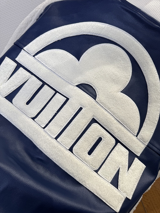 ルイヴィトン 花柄の文字ロゴが入ったベースボールジャージ