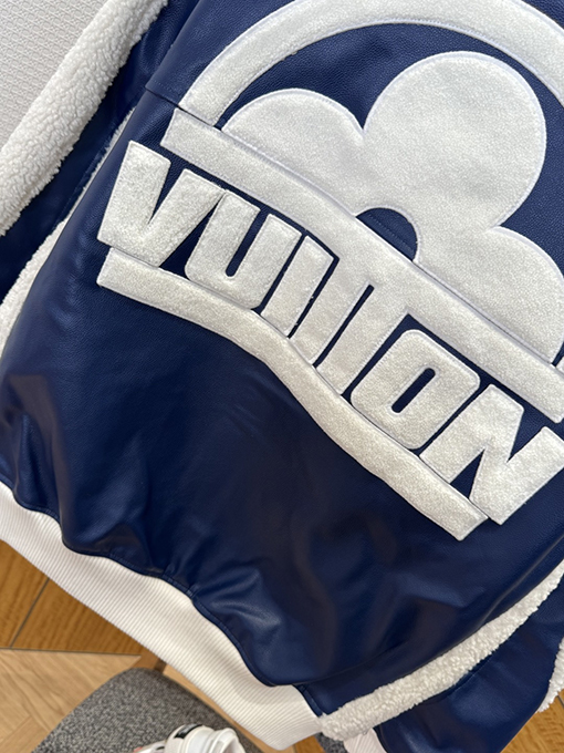 ルイヴィトン 花柄の文字ロゴが入ったベースボールジャージ