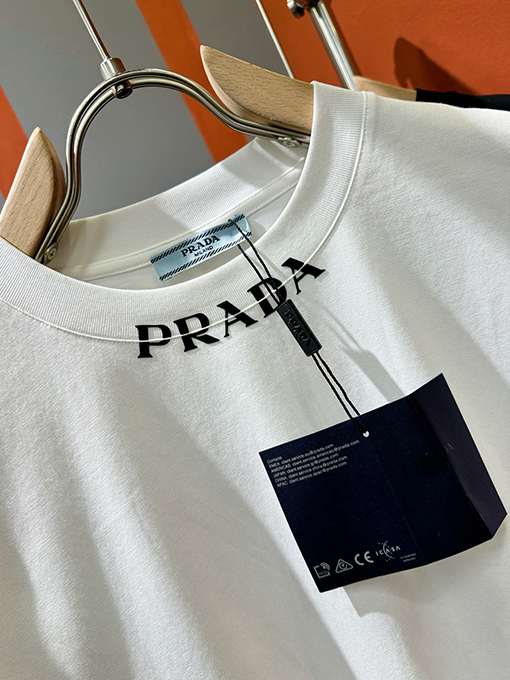 プラダブランドコピー PRADA 新モデルロゴ入り襟の半袖Tシャツ
