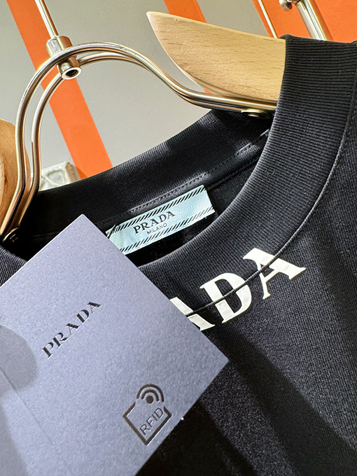 プラダブランドコピー PRADA 新モデルロゴ入り襟の半袖Tシャツ