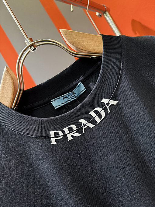 プラダブランドコピー PRADA 新モデルロゴ入り襟の半袖Tシャツ