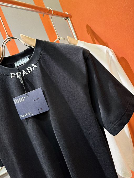 プラダブランドコピー PRADA 新モデルロゴ入り襟の半袖Tシャツ
