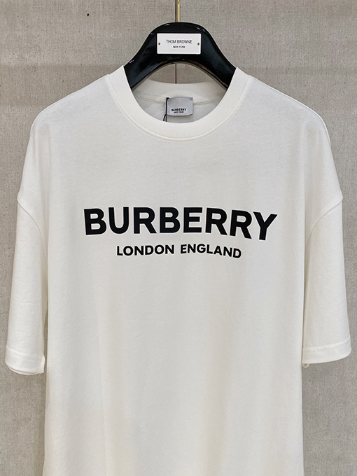 バーバリー Burberry クラシックのコットン製レタープリント半袖Tシャツ