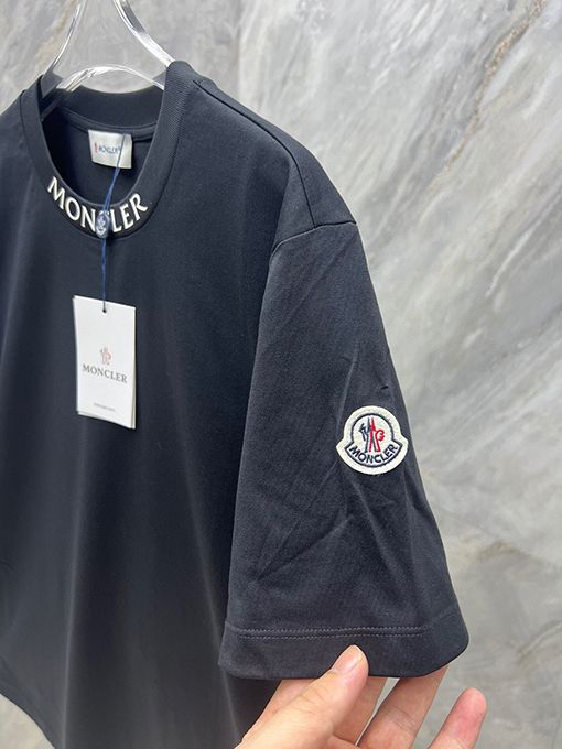 モンクレールブランドスーパーコピー Moncler 襟にブランドロゴプリントがった半袖Tシャツ