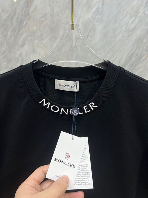 モンクレールブランドスーパーコピー Moncler 襟にブランドロゴプリントがった半袖Tシャツ