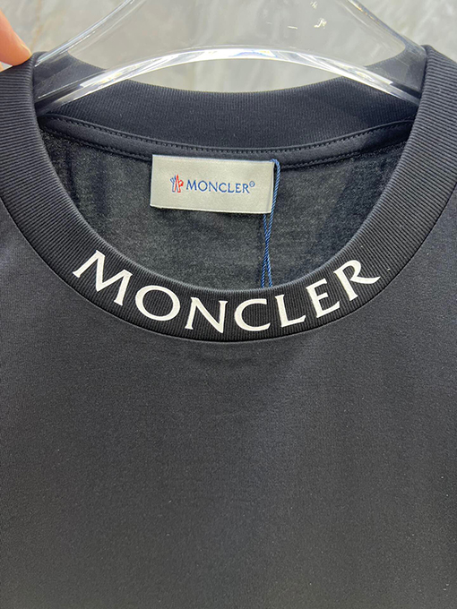 モンクレールブランドスーパーコピー Moncler 襟にブランドロゴプリントがった半袖Tシャツ