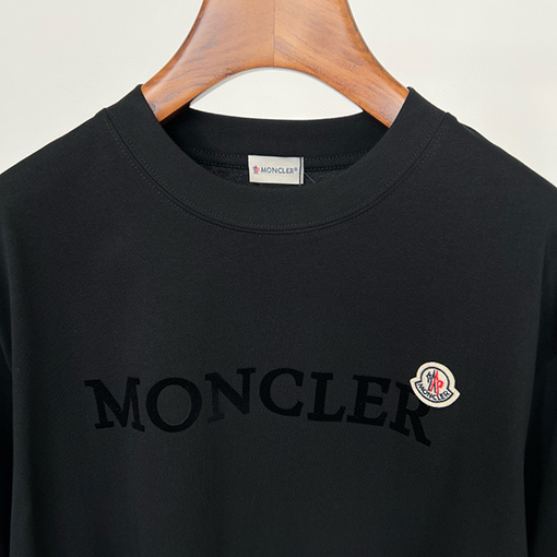 モンクレールコピー Moncler 新作フロッキーレタープリント入りピュアコットン半袖Tシャツ