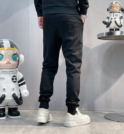 フェンディ 新モデルファッションな人気のクルーネックのスウェットシャツとパンツのセット