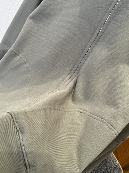 アクネストゥディオズブランドスーパーコピー Acne Studios ダメージプリントの破れたフード付きジップアップスウェットジャケット