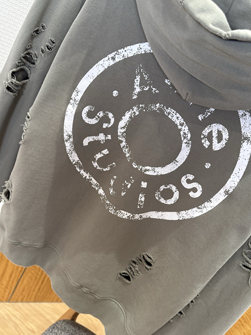 アクネストゥディオズブランドスーパーコピー Acne Studios ダメージプリントの破れたフード付きジップアップスウェットジャケット