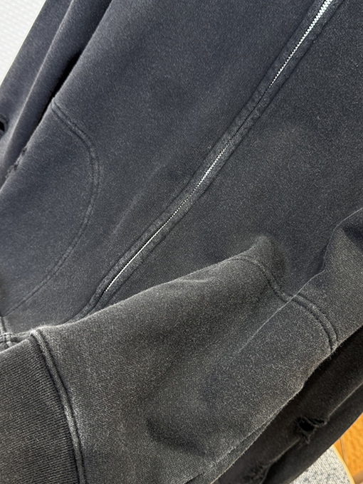 アクネストゥディオズブランドスーパーコピー Acne Studios ダメージプリントの破れたフード付きジップアップスウェットジャケット