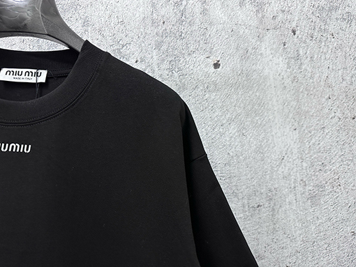 セリーヌスーパーコピー CELINE 文字ロゴプリントの半袖Tシャツ