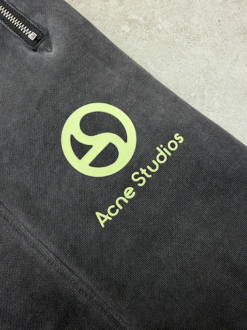 アクネストゥディオズコピー Acne Studios ダメージのロゴ入りパンツ