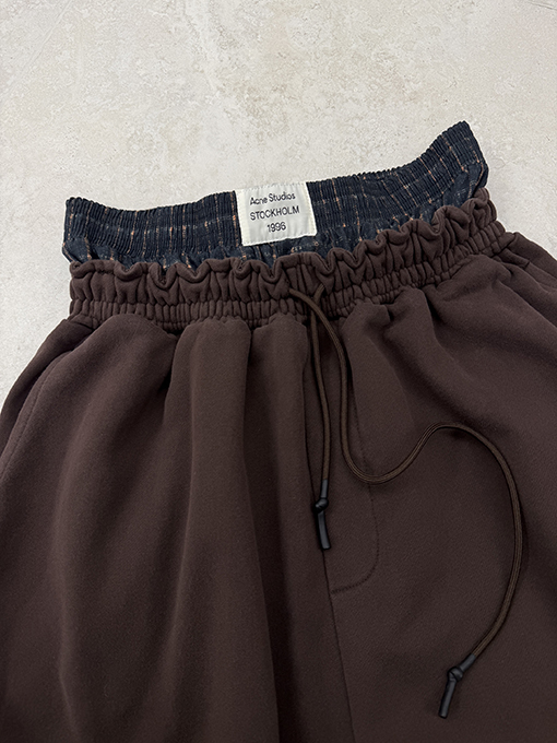 アクネストゥディオズ Acne Studios レザーアップリケ刺繍りダブルウエストバンドスウェットパンツ