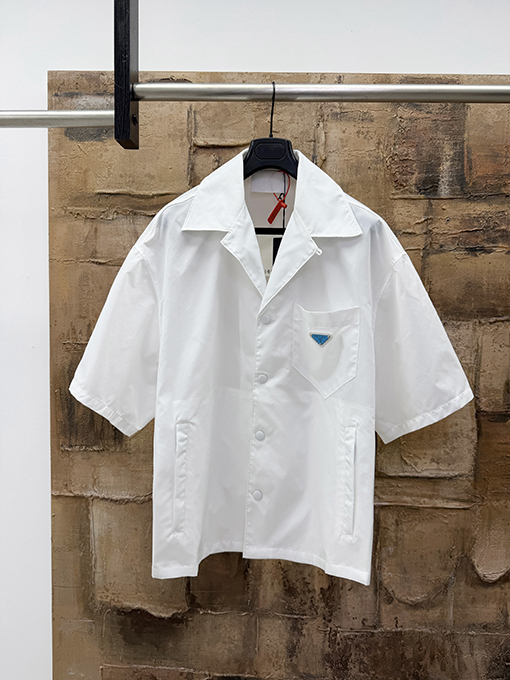 プラダ 三角形のメタルロゴ入り半袖シャツ