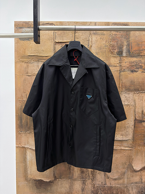 プラダ 三角形のメタルロゴ入り半袖シャツ