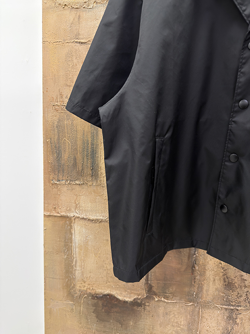 プラダ 三角形のメタルロゴ入り半袖シャツ