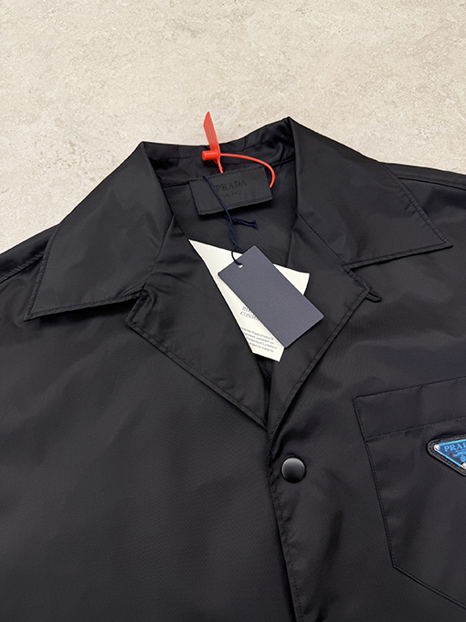 プラダ 三角形のメタルロゴ入り半袖シャツ