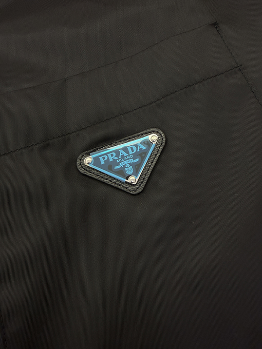 プラダ 三角形のメタルロゴ入り半袖シャツ